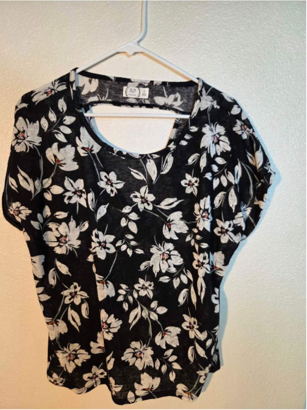 Maurices Women’s Floral Short Sleeve Blouse Deep V Open Cutout Back Black Small